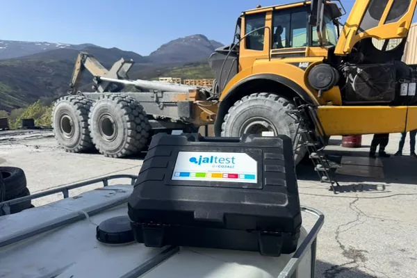 Maletín de diagnosis Jaltest junto a un dumper amarillo